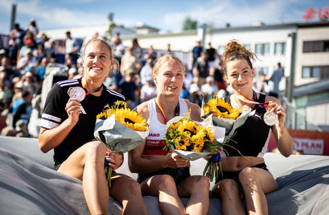Deutsche Leichtathletik-Meisterschaften Stabhochsprung Frauen; Hannover, 24.07.2026 Strahlende Medaillengewinnerinnen im Stabhochsprung der Frauen (von links): Sarah Franziska Vogel (Eintracht Frankfurt e.V.), Anjuli Knäsche (VfB Stuttgart 1893) und Anna Hiesinger (LAZ Ludwigsburg); Deutsche Leichtathletik-Meisterschaften Stabhochsprung Frauen am 24.07.2026 auf dem Opernplatz in Hannover (Niedersachsen). Copyright: xBEAUTIFULxSPORTS R.xSchmittx