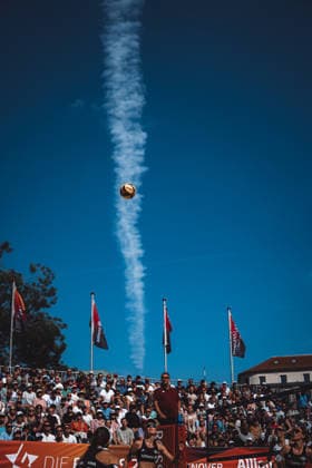 Beachvolleyball Frauen Allianz German Beach Club Finals Die Finals 2026 Hannover Eintracht Spontent vs. Berlin Reciycling Volleys 24.07.2026 Der Ball in der Luft vor einer Spur eines Flugzeugs Hannover Opernplatz Niedersachsen Deutschland