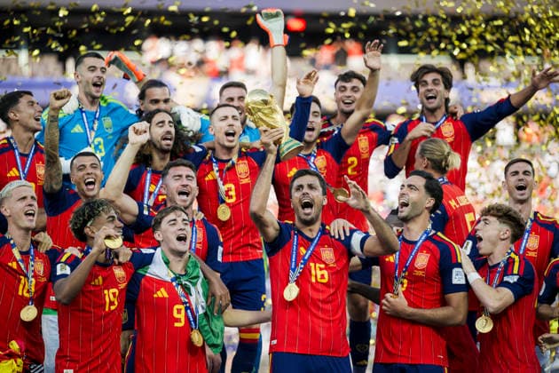 Spain v Argentina - FIFA World Cup, WM, Weltmeisterschaft, Fussball 2026 Rodri of Spain lifts the trophy as teammates celebrate during the award ceremony following the FIFA World Cup 2026 final football match between Spain and Argentina. Spain won 1-0 over Argentina after extra time. East Rutherford United States Copyright: xNicolòxCampox