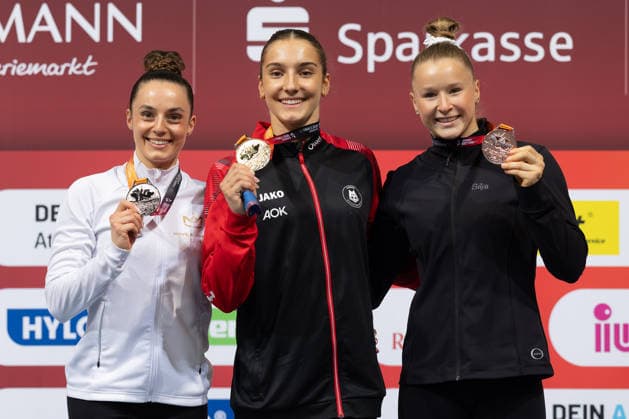 Deutsche Meisterschaften im Gerätturnen 2026, Gerätfinals Siegerehrung im Gerätfinale der Frauen, Balken. Von links: Pauline Schäfer-Betz (KTV Chemnitz), Helen Kevric (MTV Stuttgart) und Silja Stöhr (SG Heddesheim). Deutsche Meisterschaften im Gerätturnen, Gerätfinals, am 26. Juli 2026 in der ZAG-Arena in Hannover., Hannover Niedersachsen Deutschland ZAG Arena