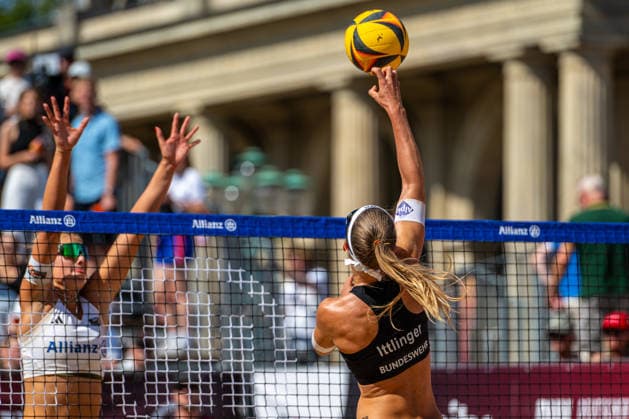 Eintracht Spontent (Ittlinger van de Velde - schwarz) gegen BR Volleys (Maidhof Schwarz - weiß) - Finale Frauen - Beach volleyball, Beachvolleyball - Die Finals 2026 (25.07.2026, Opernplatz (Hannover, GER), Copyright: xJanxGuentherx