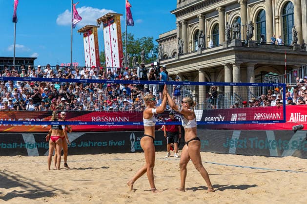 Eintracht Spontent (Ittlinger van de Velde - schwarz) gegen BR Volleys (Maidhof Schwarz - weiß) - Finale Frauen - Beach volleyball, Beachvolleyball - Die Finals 2026 (25.07.2026, Opernplatz (Hannover, GER), Copyright: xJanxGuentherx
