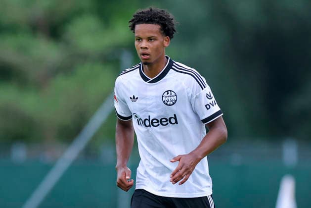Julian Etse (Eintracht Frankfurt) schaut waehrend des Freundschaftsspiels zwischen Trabzonspor und Eintracht Frankfurt, SAK-Sportanlage Nonntal am 26. July 2026 in Salzburg, Österreich. (Foto von Marco Steinbrenner DeFodi Images) +++ Julian Etse (Eintracht Frankfurt) looks on during the Friendly match between Trabzonspor and Eintracht Frankfurt at SAK-Sportanlage Nonntal on July 26, 2026 in Salzburg, Austria. (Photo by Marco Steinbrenner DeFodi Images) -