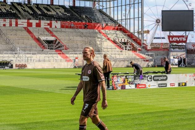 Jackson Irvine ( St Pauli ) auf dem Weg zum Shooting Deutschland , Hamburg , Millerntorstadion , Fussball , 2 . Bundesliga , FC St Pauli , Fotoshooting , Mannschaftsfoto