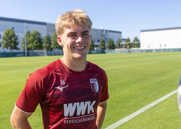 Hennes Behrens (FC Augsburg 16) im Interview nach dem Training; FC Augsburg, Training,