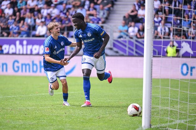 19.07.2026, Fussball, , Saison 2025 2026, Testspiel, FC Erzgebirge Aue - FC Schalke 04, Christian Gomis (FC Schalke 04) freut sich über das Tor zum 3:0, Lucar Vozar (FC Schalke 04) xRHR-FOTO YYx Copyright: KROEGER RHR-FOTOx RHR-FOTO YY