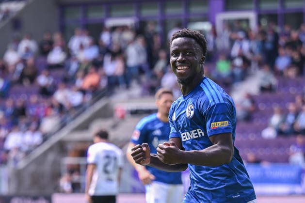 19.07.2026, Fussball, , Saison 2025 2026, Testspiel, FC Erzgebirge Aue - FC Schalke 04, Christian Gomis (FC Schalke 04) freut sich über das Tor zum 3:0, Lucar Vozar (FC Schalke 04) xRHR-FOTO YYx Copyright: KROEGER RHR-FOTOx RHR-FOTO YY