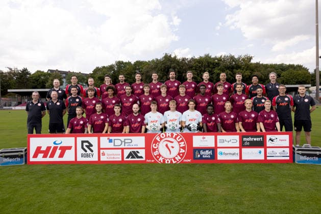 Fußball, 3. Liga, SC Fortuna Köln, Porträttermin 2026 2027 Mannschaftsfoto , obere Reihe v.l.n.r: Sportorthopaede Friedel Etter, Torwarttrainer Tetsuo Tagutchi, Co-Trainer Martin Grund, Bennit Broeger, Rafael Garcia, David Savic, Vleron Statovci, David Haider Al-Azzawe, Jonas Michelbrink, Georg Strauch, Robin Afamefuna, Physiotherapeut Stephanos Drossakis, Physiotherapeut Paul Estrader, Kaderplaner Pascal Lammerich, 2. Reihe v.l.n.r.: Busfahrer Enrico Pili, Mannschaftsarzt Dr. Christoph Bruhns , Athletiktrainer Andreas Moog, Enzo Wirtz, Neo Telle, Hamadi Al Ghaddioui, Max Fischer, Seymour Fuenger, Dejan Galjen, Romeo Aigbekaen, Kevin Krumme, Luca Majetic, Co-Trainer Hamdi Dahmani, Cheftrainer Matthias Mink, Teammanager Kolja Efferth, Untere Reihe v.l.n.r.: Tom Geerkens, Suhayel Najar, Nico Thier, Adrian Stanilewicz, Lennart Stollenwerk, Lennart Winkler, Ben Zich, Jonathan Kafu, Kevin Brechmann, Timo Bornemann, Jaspar Loeffelsend, , DFB 3. Liga 2026 2027, SC Fortuna Koeln, Media Day, 13.07.2026, Foto: Vera Loitzsch picture-alliance DFB SC Fortuna Koeln 2026 Studio Portraits