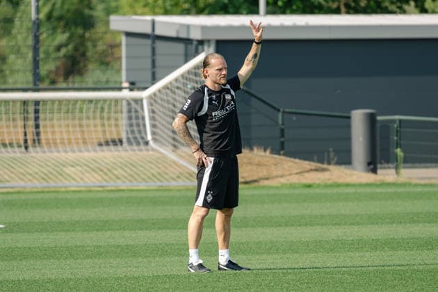 Eugen Polanski (Borussia Moenchengladbach, Trainer) gruesst Spieler der U23. Oeffentliches Training Borussia Moenchengladbach auf dem Trainingsgelaende am ista-Borussia Park, 1. Bundesliga, Fussball, Saison 2026 2027, 30.07.2026 oeffentliches Training Borussia Moenchengladbach, 1. Bundesliga, Saison 2026 2027, 30.07.2026 Moenchengladbach Copyright: xEibner-Pressefoto ThomasxHaeslerx EP_THR