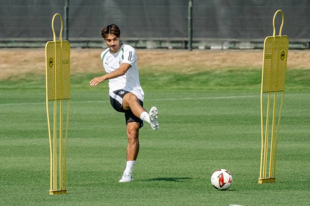 Jens Castrop (Borussia Moenchengladbach, 17) beim Passtraining. Oeffentliches Training Borussia Moenchengladbach auf dem Trainingsgelaende am ista-Borussia Park, 1. Bundesliga, Fussball, Saison 2026 2027, 30.07.2026 oeffentliches Training Borussia Moenchengladbach, 1. Bundesliga, Saison 2026 2027, 30.07.2026 Moenchengladbach Copyright: xEibner-Pressefoto ThomasxHaeslerx EP_THR