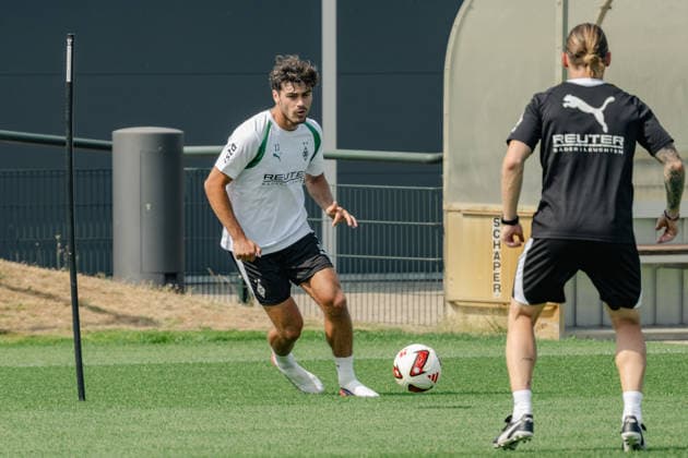 Giovanni Reyna (Borussia Moenchengladbach, 13) spielt den Ball Eugen Polanski (Borussia Moenchengladbach, Trainer) zu. Oeffentliches Training Borussia Moenchengladbach auf dem Trainingsgelaende am ista-Borussia Park, 1. Bundesliga, Fussball, Saison 2026 2027, 30.07.2026 oeffentliches Training Borussia Moenchengladbach, 1. Bundesliga, Saison 2026 2027, 30.07.2026 Moenchengladbach Copyright: xEibner-Pressefoto ThomasxHaeslerx EP_THR