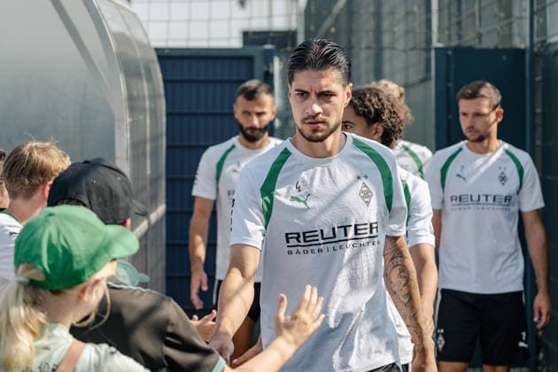 Sport Bilder des Tages Kevin Diks (Borussia Moenchengladbach, 04) begruesst die wartenden Fans. Oeffentliches Training Borussia Moenchengladbach auf dem Trainingsgelaende am ista-Borussia Park, 1. Bundesliga, Fussball, Saison 2026 2027, 30.07.2026 oeffentliches Training Borussia Moenchengladbach, 1. Bundesliga, Saison 2026 2027, 30.07.2026 Moenchengladbach Copyright: xEibner-Pressefoto ThomasxHaeslerx EP_THR