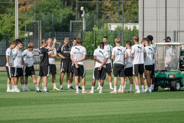 Eugen Polanski (Borussia Moenchengladbach, Trainer) erklaert den Spielern den Trainingsablauf. Oeffentliches Training Borussia Moenchengladbach auf dem Trainingsgelaende am ista-Borussia Park, 1. Bundesliga, Fussball, Saison 2026 2027, 30.07.2026 oeffentliches Training Borussia Moenchengladbach, 1. Bundesliga, Saison 2026 2027, 30.07.2026 Moenchengladbach Copyright: xEibner-Pressefoto ThomasxHaeslerx EP_THR
