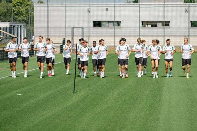 Die Spieler bei der Aufwaermrunde. Oeffentliches Training Borussia Moenchengladbach auf dem Trainingsgelaende am ista-Borussia Park, 1. Bundesliga, Fussball, Saison 2026 2027, 30.07.2026 oeffentliches Training Borussia Moenchengladbach, 1. Bundesliga, Saison 2026 2027, 30.07.2026 Moenchengladbach Copyright: xEibner-Pressefoto ThomasxHaeslerx EP_THR