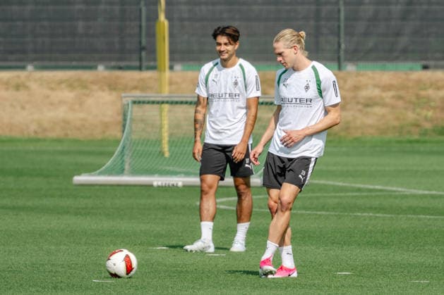 David Herold (Borussia Moenchengladbach, 20) beim Passtraining. Dahinter Jens Castrop (Borussia Moenchengladbach, 17). Oeffentliches Training Borussia Moenchengladbach auf dem Trainingsgelaende am ista-Borussia Park, 1. Bundesliga, Fussball, Saison 2026 2027, 30.07.2026 oeffentliches Training Borussia Moenchengladbach, 1. Bundesliga, Saison 2026 2027, 30.07.2026 Moenchengladbach Copyright: xEibner-Pressefoto ThomasxHaeslerx EP_THR