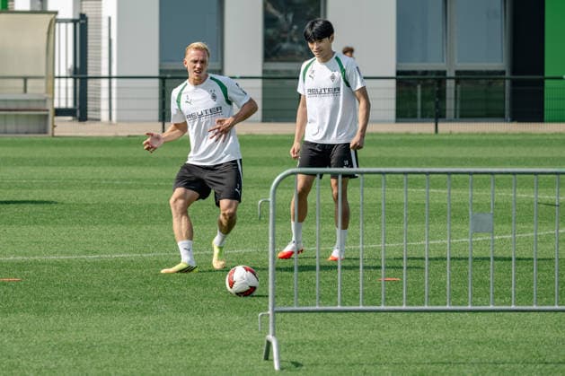Isac Lidberg (Borussia Moenchengladbach, 03) spielt den Ball unter der Absperrung durch. Jens Castrop (Borussia Moenchengladbach, 17) schaut zu. Oeffentliches Training Borussia Moenchengladbach auf dem Trainingsgelaende am ista-Borussia Park, 1. Bundesliga, Fussball, Saison 2026 2027, 30.07.2026 oeffentliches Training Borussia Moenchengladbach, 1. Bundesliga, Saison 2026 2027, 30.07.2026 Moenchengladbach Copyright: xEibner-Pressefoto ThomasxHaeslerx EP_THR