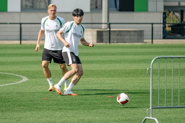 Jens Castrop (Borussia Moenchengladbach, 17) hat den Ball gespielt. Dahinter Isac Lidberg (Borussia Moenchengladbach, 03). Oeffentliches Training Borussia Moenchengladbach auf dem Trainingsgelaende am ista-Borussia Park, 1. Bundesliga, Fussball, Saison 2026 2027, 30.07.2026 oeffentliches Training Borussia Moenchengladbach, 1. Bundesliga, Saison 2026 2027, 30.07.2026 Moenchengladbach Copyright: xEibner-Pressefoto ThomasxHaeslerx EP_THR