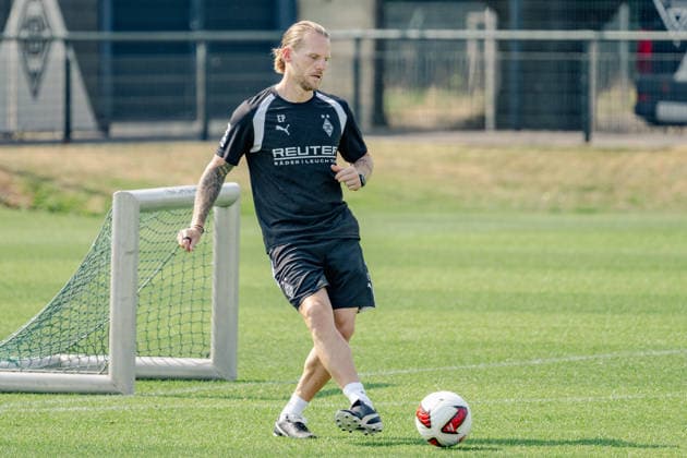 Eugen Polanski (Borussia Moenchengladbach, Trainer) spielt den Ball. Oeffentliches Training Borussia Moenchengladbach auf dem Trainingsgelaende am ista-Borussia Park, 1. Bundesliga, Fussball, Saison 2026 2027, 30.07.2026 oeffentliches Training Borussia Moenchengladbach, 1. Bundesliga, Saison 2026 2027, 30.07.2026 Moenchengladbach Copyright: xEibner-Pressefoto ThomasxHaeslerx EP_THR