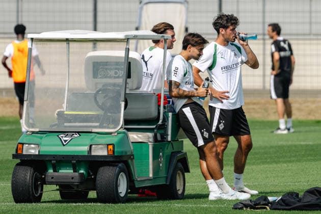 Joe Scally (Borussia Moenchengladbach, 29), Giovanni Reyna (Borussia Moenchengladbach, 13) und Jens Castrop (Borussia Moenchengladbach, 17) bei einer Trinkpause. Oeffentliches Training Borussia Moenchengladbach auf dem Trainingsgelaende am ista-Borussia Park, 1. Bundesliga, Fussball, Saison 2026 2027, 30.07.2026 oeffentliches Training Borussia Moenchengladbach, 1. Bundesliga, Saison 2026 2027, 30.07.2026 Moenchengladbach Copyright: xEibner-Pressefoto ThomasxHaeslerx EP_THR