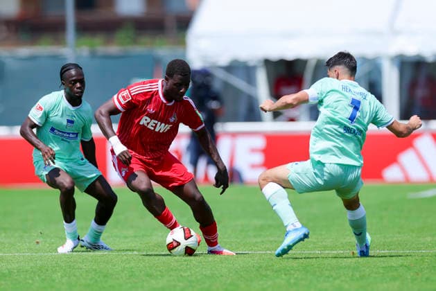 Boris Mamuzah Lum (Hertha BSC Berlin), Ragnar Prince Friedel Ache (1. FC Köln) und Josip Brekalo (Hertha BSC Berlin) kämpfen um den Ball, Friendly match, 1. FC Köln v Hertha BSC Berlin, Koasastadion am 31. July 2026 in St. Johann in Tirol, Österreich. (Foto von Marco Steinbrenner DeFodi Images) Boris Mamuzah Lum (Hertha BSC Berlin), Ragnar Prince Friedel Ache (1. FC Köln) und Josip Brekalo (Hertha BSC Berlin) battle for the ball, Friendly match, 1. FC Köln v Hertha BSC Berlin, Koasastadion, July 31, 2026 in St. Johann in Tirol, Austria. (Photo by Marco Steinbrenner DeFodi Images) -