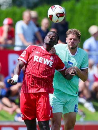 Ragnar Prince Friedel Ache (1. FC Köln) und Marton Dardai (Hertha BSC Berlin) kämpfen um den Ball, Friendly match, 1. FC Köln v Hertha BSC Berlin, Koasastadion am 31. July 2026 in St. Johann in Tirol, Österreich. (Foto von Marco Steinbrenner DeFodi Images) Ragnar Prince Friedel Ache (1. FC Köln) und Marton Dardai (Hertha BSC Berlin) battle for the ball, Friendly match, 1. FC Köln v Hertha BSC Berlin, Koasastadion, July 31, 2026 in St. Johann in Tirol, Austria. (Photo by Marco Steinbrenner DeFodi Images) -