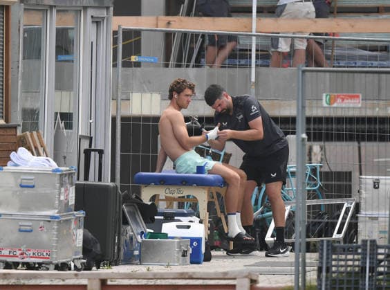 31.07.2026, xophax, Fussball 1.Bundesliga, 1.FC Koeln Trainingslager . Mannschaft des 1.FC Köln in Kitzbühel .Training in Sankt Johann. Freundschaftsspiel St.Johann in Tirol gegen Hertha BSC. 1.FC Köln - Hertha. Linus Gechter ( Hertha BSC ) wird in einer Baustelle am Stadion vor dem Spiel behandelt Kitzbühel