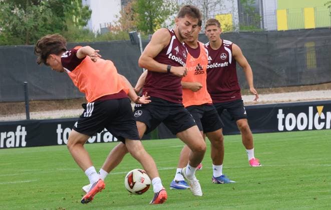 31.07.2026 - Fussball - 2. Fussball - Bundesliga - Saison 2026 2027 - 1. FC Nürnberg Nuernberg FCN ( Club ) - Training - Sportfoto Zink DoGe - xdoxgex - Adam Markhiev (6, 1. FC Nürnberg FCN ) Marc Kornwachs Barjuan (35, 1. FC Nürnberg FCN )