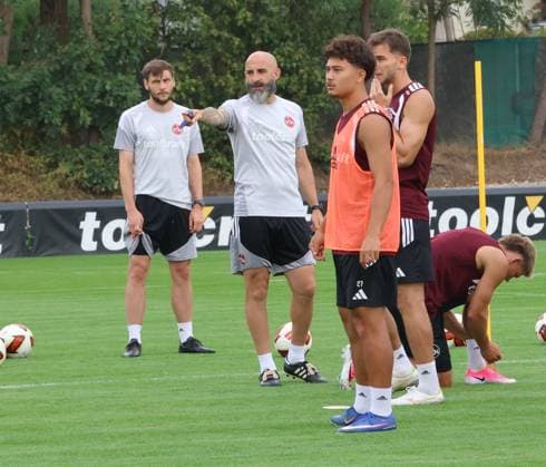 31.07.2026 - Fussball - 2. Fussball - Bundesliga - Saison 2026 2027 - 1. FC Nürnberg Nuernberg FCN ( Club ) - Training - Sportfoto Zink DoGe - xdoxgex - Matthias Kreutzer ( Co-Trainer 1. FC Nürnberg FCN ) Javier Pinola (Co-Trainer 1. FC Nürnberg FCN ) Justin von der Hitz (27, 1. FC Nürnberg FCN ) Adam Markhiev (6, 1. FC Nürnberg FCN )