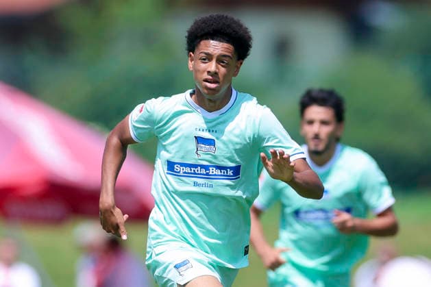 Jerome Diallo (Hertha BSC Berlin) schaut, Friendly match, 1. FC Köln v Hertha BSC Berlin, Koasastadion am 31. July 2026 in St. Johann in Tirol, Österreich. (Foto von Marco Steinbrenner DeFodi Images) Jerome Diallo (Hertha BSC Berlin) looks on, Friendly match, 1. FC Köln v Hertha BSC Berlin, Koasastadion, July 31, 2026 in St. Johann in Tirol, Austria. (Photo by Marco Steinbrenner DeFodi Images) -