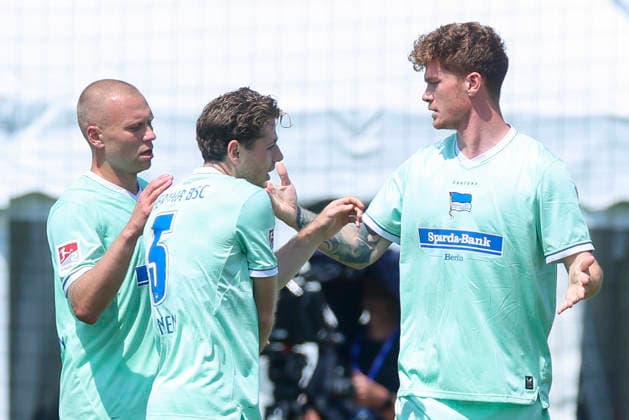 Sebastian Gronning Andersen (Hertha BSC Berlin) bejubelt seinen Treffer mit den Teamkollegen, Friendly match, 1. FC Köln v Hertha BSC Berlin, Koasastadion am 31. July 2026 in St. Johann in Tirol, Österreich. (Foto von Marco Steinbrenner DeFodi Images) Sebastian Gronning Andersen (Hertha BSC Berlin) celebrates his goal with teammates, Friendly match, 1. FC Köln v Hertha BSC Berlin, Koasastadion, July 31, 2026 in St. Johann in Tirol, Austria. (Photo by Marco Steinbrenner DeFodi Images) -