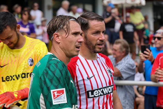 Felix Klaus (SpVgg Greuther Fürth, 30) und Christian Günter, Gunter (SC Freiburg, 30) vor Spielbeginn , Österreich, Fussball, Testspiel, 2026 2027, vs. , 31.07.2026, Schruns Fussballplatz Österreich Copyright: xGrantxHubbsx
