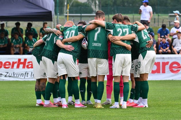 31.07.2026 - Fussball - Saison 2026 2027 - Testspiel Freundschaftsspiel Vorbereitungsspiel - SC Freiburg - SpVgg Greuther Fürth ( Kleeblatt ) - - Sportfoto Zink - xwoxzix - regulations prohibit any use of photographs as image sequences and or quasi-video - only for editorial use - Teamkreis Mannschaft Team Fürth vor Spielbeginn