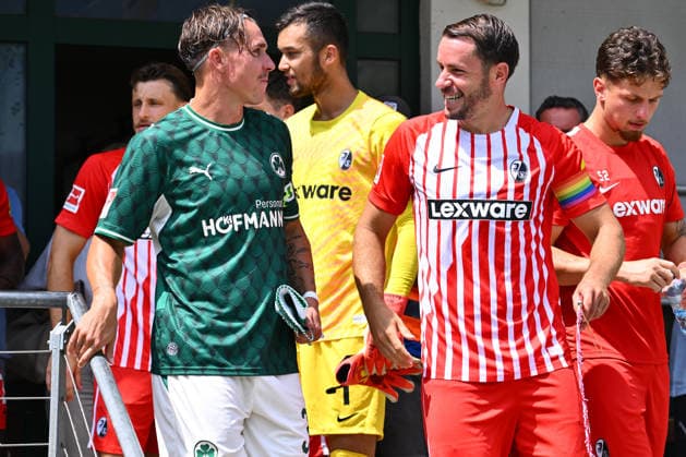 31.07.2026 - Fussball - Saison 2026 2027 - Testspiel Freundschaftsspiel Vorbereitungsspiel - SC Freiburg - SpVgg Greuther Fürth ( Kleeblatt ) - - Sportfoto Zink - xwoxzix - regulations prohibit any use of photographs as image sequences and or quasi-video - only for editorial use - Felix Klaus (30, SpVgg Greuther Fürth ) Christian Günter (30, SC Freiburg ) vor Spielbeginn