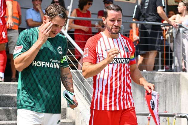 31.07.2026 - Fussball - Saison 2026 2027 - Testspiel Freundschaftsspiel Vorbereitungsspiel - SC Freiburg - SpVgg Greuther Fürth ( Kleeblatt ) - - Sportfoto Zink - xwoxzix - regulations prohibit any use of photographs as image sequences and or quasi-video - only for editorial use - Felix Klaus (30, SpVgg Greuther Fürth ) Christian Günter (30, SC Freiburg ) vor Spielbeginn
