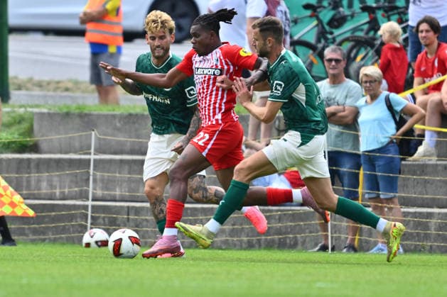 31.07.2026 - Fussball - Saison 2026 2027 - Testspiel Freundschaftsspiel Vorbereitungsspiel - SC Freiburg - SpVgg Greuther Fürth ( Kleeblatt ) - - Sportfoto Zink - xwoxzix - regulations prohibit any use of photographs as image sequences and or quasi-video - only for editorial use - Cyriaque Irie (22, SC Freiburg ) gegen Ole Pohlmann (10, SpVgg Greuther Fürth ) Dennis Srbeny (7, SpVgg Greuther Fürth )
