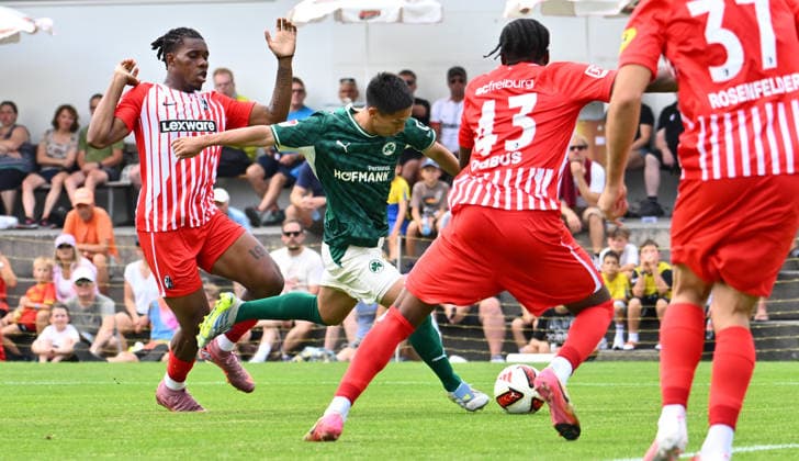 31.07.2026 - Fussball - Saison 2026 2027 - Testspiel Freundschaftsspiel Vorbereitungsspiel - SC Freiburg - SpVgg Greuther Fürth ( Kleeblatt ) - - Sportfoto Zink - xwoxzix - regulations prohibit any use of photographs as image sequences and or quasi-video - only for editorial use - Shinta Appelkamp (8, SpVgg Greuther Fürth ) gegen Cyriaque Irie (22, SC Freiburg )Bruno Ogbus (43, SC Freiburg )