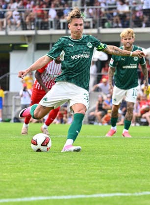 31.07.2026 - Fussball - Saison 2026 2027 - Testspiel Freundschaftsspiel Vorbereitungsspiel - SC Freiburg - SpVgg Greuther Fürth ( Kleeblatt ) - - Sportfoto Zink - xwoxzix - regulations prohibit any use of photographs as image sequences and or quasi-video - only for editorial use - Felix Klaus (30, SpVgg Greuther Fürth ) erzielt Treffer Tor Torschuß zum 0:1 per Elfmeter Strafstoß