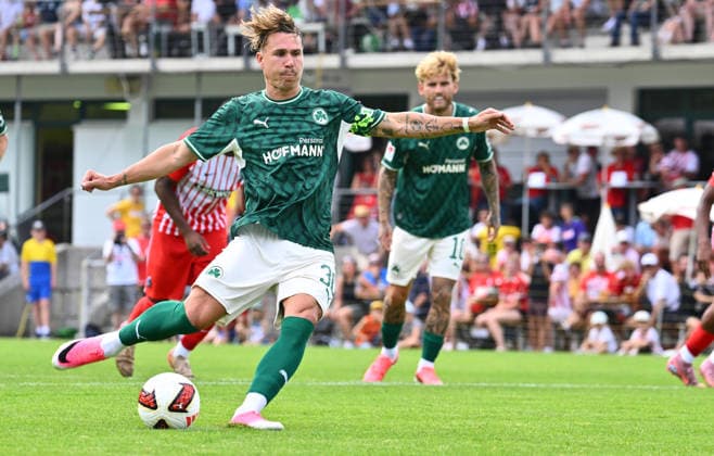31.07.2026 - Fussball - Saison 2026 2027 - Testspiel Freundschaftsspiel Vorbereitungsspiel - SC Freiburg - SpVgg Greuther Fürth ( Kleeblatt ) - - Sportfoto Zink - xwoxzix - regulations prohibit any use of photographs as image sequences and or quasi-video - only for editorial use - Felix Klaus (30, SpVgg Greuther Fürth ) erzielt Treffer Tor Torschuß zum 0:1 per Elfmeter Strafstoß