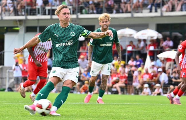 31.07.2026 - Fussball - Saison 2026 2027 - Testspiel Freundschaftsspiel Vorbereitungsspiel - SC Freiburg - SpVgg Greuther Fürth ( Kleeblatt ) - - Sportfoto Zink - xwoxzix - regulations prohibit any use of photographs as image sequences and or quasi-video - only for editorial use - Felix Klaus (30, SpVgg Greuther Fürth ) erzielt Treffer Tor Torschuß zum 0:1 per Elfmeter Strafstoß