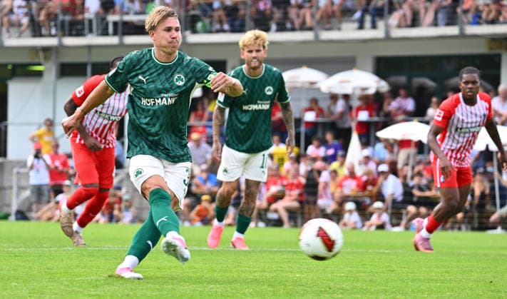 31.07.2026 - Fussball - Saison 2026 2027 - Testspiel Freundschaftsspiel Vorbereitungsspiel - SC Freiburg - SpVgg Greuther Fürth ( Kleeblatt ) - - Sportfoto Zink - xwoxzix - regulations prohibit any use of photographs as image sequences and or quasi-video - only for editorial use - Felix Klaus (30, SpVgg Greuther Fürth ) erzielt Treffer Tor Torschuß zum 0:1 per Elfmeter Strafstoß
