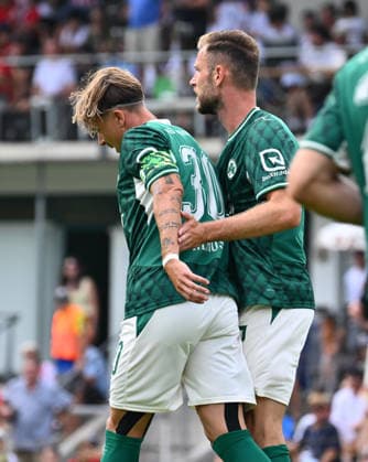 31.07.2026 - Fussball - Saison 2026 2027 - Testspiel Freundschaftsspiel Vorbereitungsspiel - SC Freiburg - SpVgg Greuther Fürth ( Kleeblatt ) - - Sportfoto Zink - xwoxzix - regulations prohibit any use of photographs as image sequences and or quasi-video - only for editorial use - Torjubel Jubel Freude nach Treffer Tor Torschuß zum 0:1 durch Felix Klaus (30, SpVgg Greuther Fürth ) - Felix Klaus (30, SpVgg Greuther Fürth ) Dennis Srbeny (7, SpVgg Greuther Fürth )