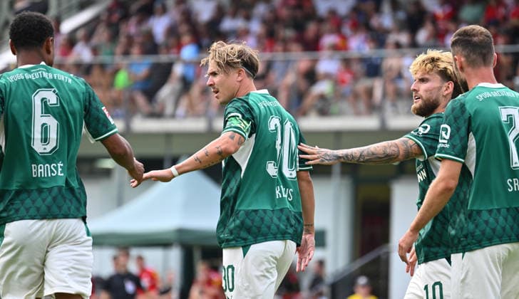 31.07.2026 - Fussball - Saison 2026 2027 - Testspiel Freundschaftsspiel Vorbereitungsspiel - SC Freiburg - SpVgg Greuther Fürth ( Kleeblatt ) - - Sportfoto Zink - xwoxzix - regulations prohibit any use of photographs as image sequences and or quasi-video - only for editorial use - Torjubel Jubel Freude nach Treffer Tor Torschuß zum 0:1 durch Felix Klaus (30, SpVgg Greuther Fürth ) - Sacha Banse Bansé (6, SpVgg Greuther Fürth ) Felix Klaus (30, SpVgg Greuther Fürth ) Ole Pohlmann (10, SpVgg Greuther Fürth )