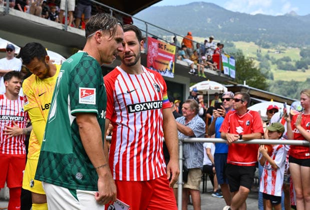 31.07.2026 - Fussball - Saison 2026 2027 - Testspiel Freundschaftsspiel Vorbereitungsspiel - SC Freiburg - SpVgg Greuther Fürth ( Kleeblatt ) - - Sportfoto Zink - xwoxzix - regulations prohibit any use of photographs as image sequences and or quasi-video - only for editorial use - Felix Klaus (30, SpVgg Greuther Fürth ) Christian Günter (30, SC Freiburg ) vor Spielbeginn