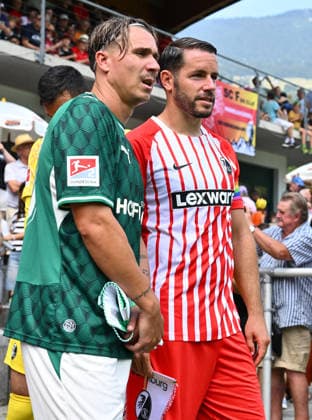 31.07.2026 - Fussball - Saison 2026 2027 - Testspiel Freundschaftsspiel Vorbereitungsspiel - SC Freiburg - SpVgg Greuther Fürth ( Kleeblatt ) - - Sportfoto Zink - xwoxzix - regulations prohibit any use of photographs as image sequences and or quasi-video - only for editorial use - Felix Klaus (30, SpVgg Greuther Fürth ) Christian Günter (30, SC Freiburg ) vor Spielbeginn