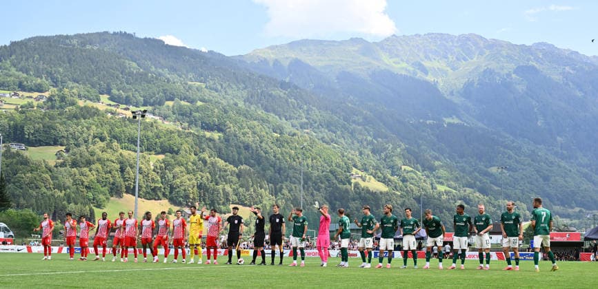 Sport Bilder des Tages 31.07.2026 - Fussball - Saison 2026 2027 - Testspiel Freundschaftsspiel Vorbereitungsspiel - SC Freiburg - SpVgg Greuther Fürth ( Kleeblatt ) - - Sportfoto Zink - xwoxzix - regulations prohibit any use of photographs as image sequences and or quasi-video - only for editorial use - Mannschaft Team präsentiert sich den Zuschauern - Panorama Bergpanorama