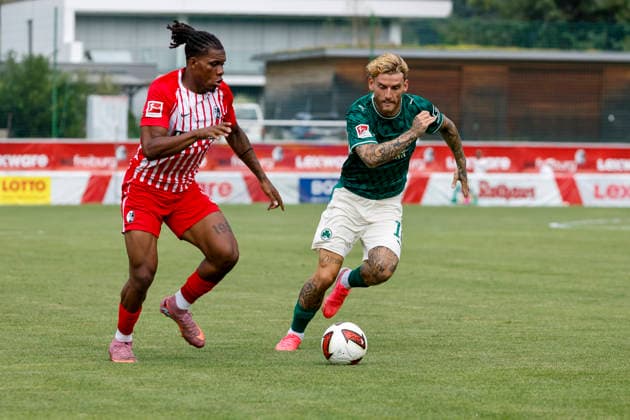 Cyriaque Irie (SC Freiburg, 22) und Ole Pohlmann (SpVgg Greuther Fürth, 10) im Laufduell , Österreich, Fussball, Testspiel, 2026 2027, vs. , 31.07.2026, Schruns Fussballplatz Österreich Copyright: xGrantxHubbsx