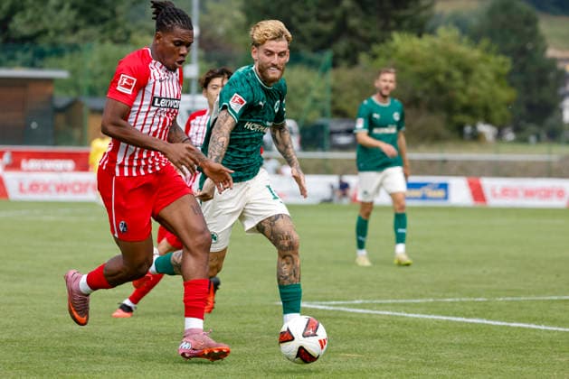 Cyriaque Irie (SC Freiburg, 22) und Ole Pohlmann (SpVgg Greuther Fürth, 10) im Laufduell , Österreich, Fussball, Testspiel, 2026 2027, vs. , 31.07.2026, Schruns Fussballplatz Österreich Copyright: xGrantxHubbsx