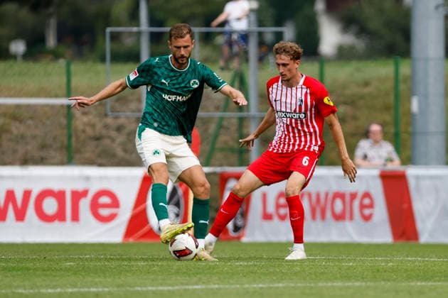 Dennis Srbeny (SpVgg Greuther Fürth, 07) und Patrick Osterhage (SC Freiburg, 06) im Zweikampf , Österreich, Fussball, Testspiel, 2026 2027, vs. , 31.07.2026, Schruns Fussballplatz Österreich Copyright: xGrantxHubbsx