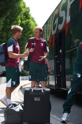 31.07.2026, GER, Fussball, Herren, FC Augsburg, 1. BL, Saison 2026 2027, Trainingslager, Achensee, Ankunft, Posthotel Der FC Augsburg ist am Mannschaftshotel im Trainingslager in Achenkirch angekommen. Hennes Behrens (li.) und Tim Breithaupt steigen aus dem Bus aus. Achenkirch