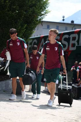 31.07.2026, GER, Fussball, Herren, FC Augsburg, 1. BL, Saison 2026 2027, Trainingslager, Achensee, Ankunft, Posthotel Der FC Augsburg ist am Mannschaftshotel im Trainingslager in Achenkirch angekommen. Thomas Kastanaras (li.) und Anton Kade steigen aus dem Bus aus. Achenkirch